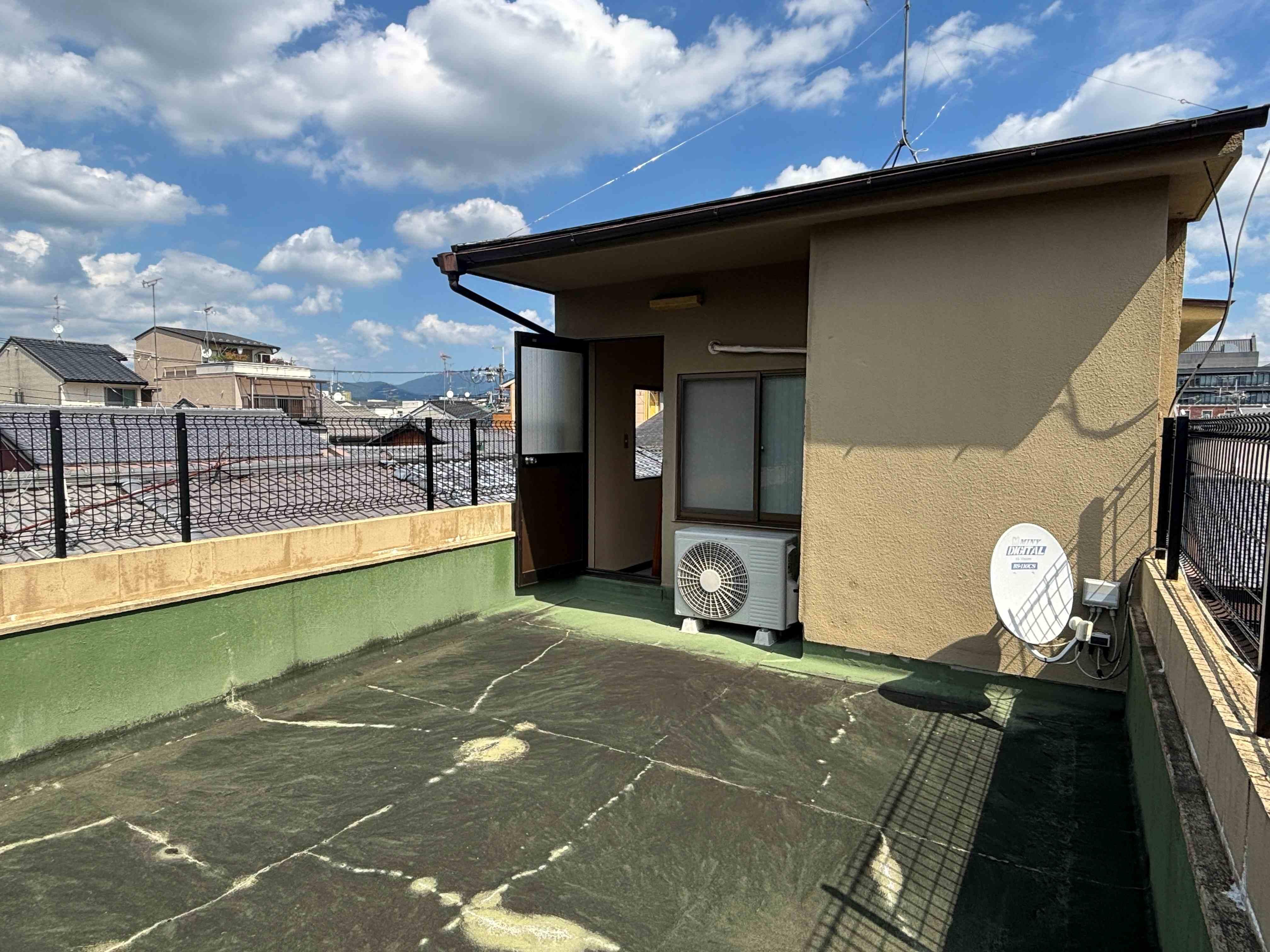 京都市上京区室町通上立売西入上立売町8の賃貸物件/部屋よりも広いルーフバルコニー。