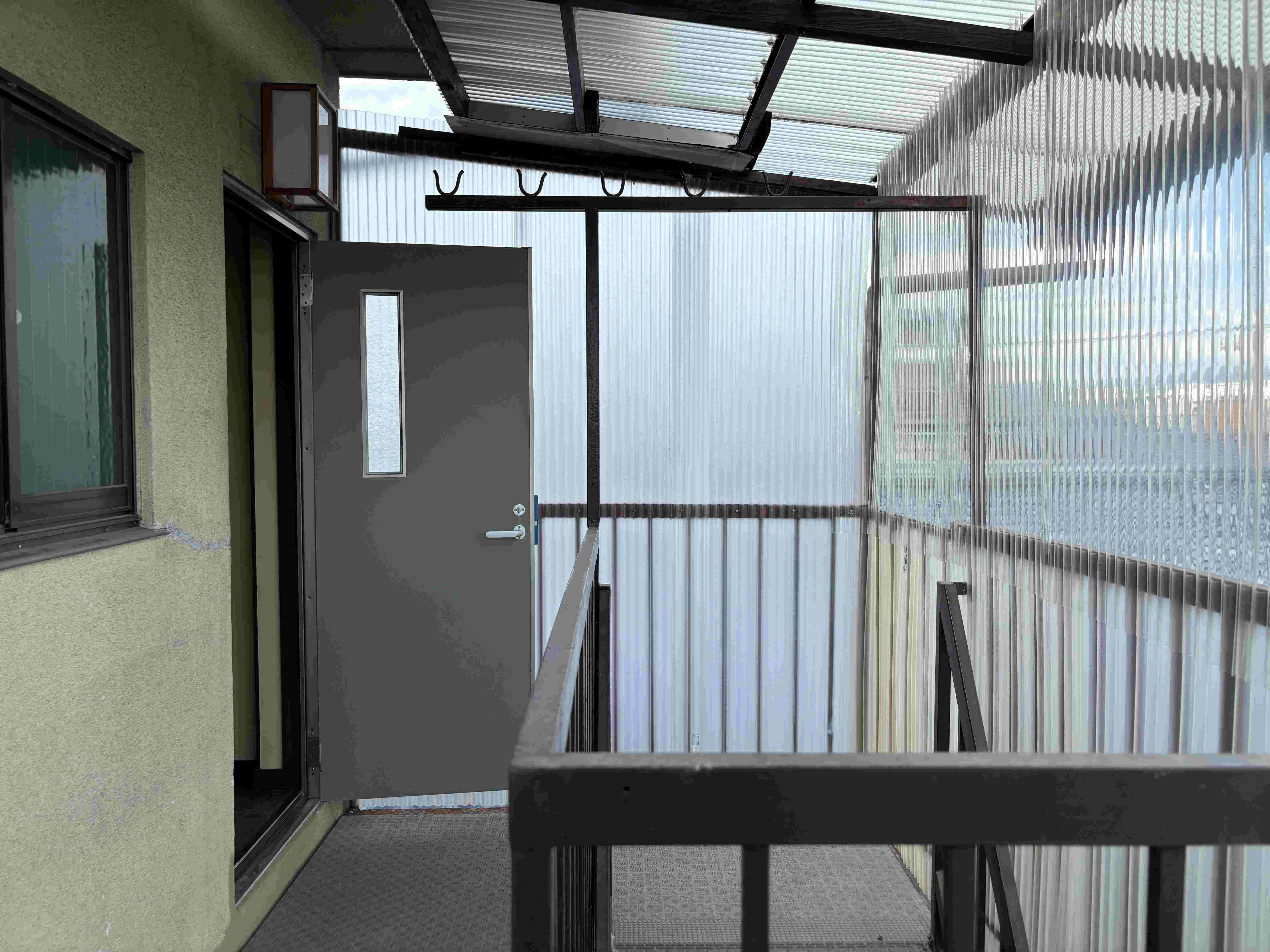 京都市上京区室町通上立売西入上立売町8の賃貸物件/玄関前には屋根付きのスペース。物干しフックもあって雨の日でも安心です。