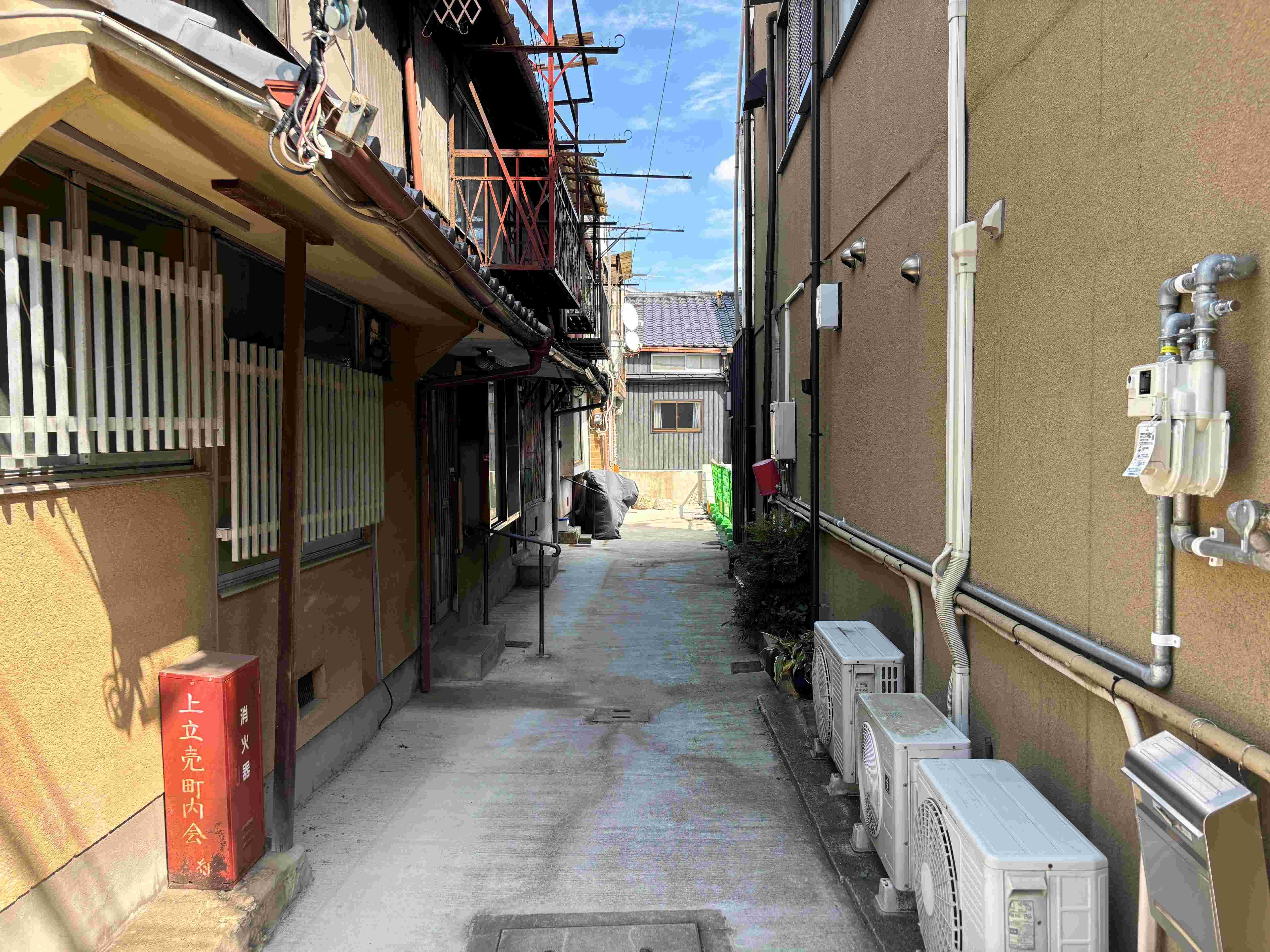 京都市上京区室町通上立売西入上立売町8の賃貸物件/この路地の奥、右手に建物の入口があります。