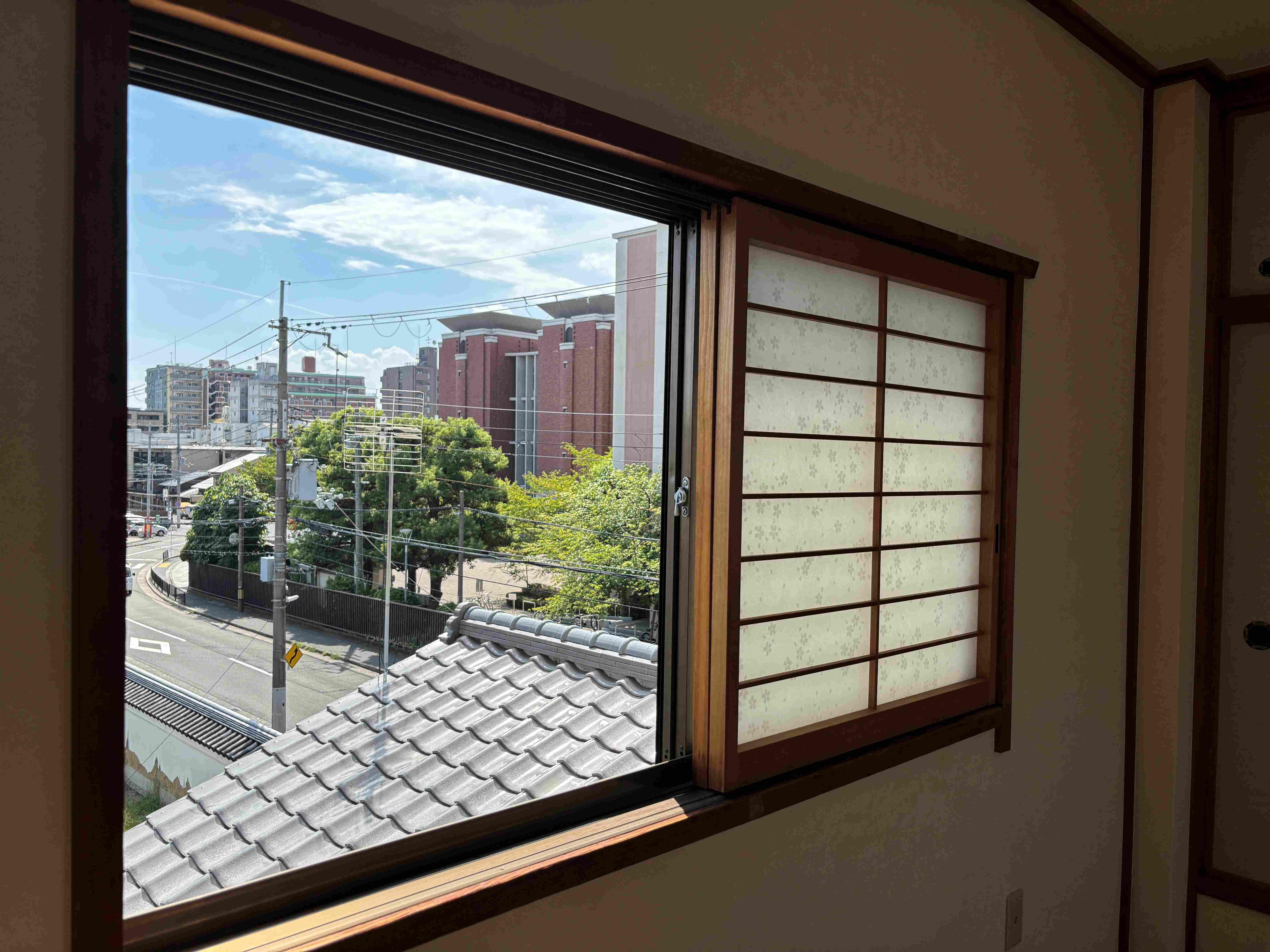京都市上京区室町通上立売西入上立売町8の賃貸物件/障子越しに街を望む。和の部屋からキャンパスの景色までひと続き。