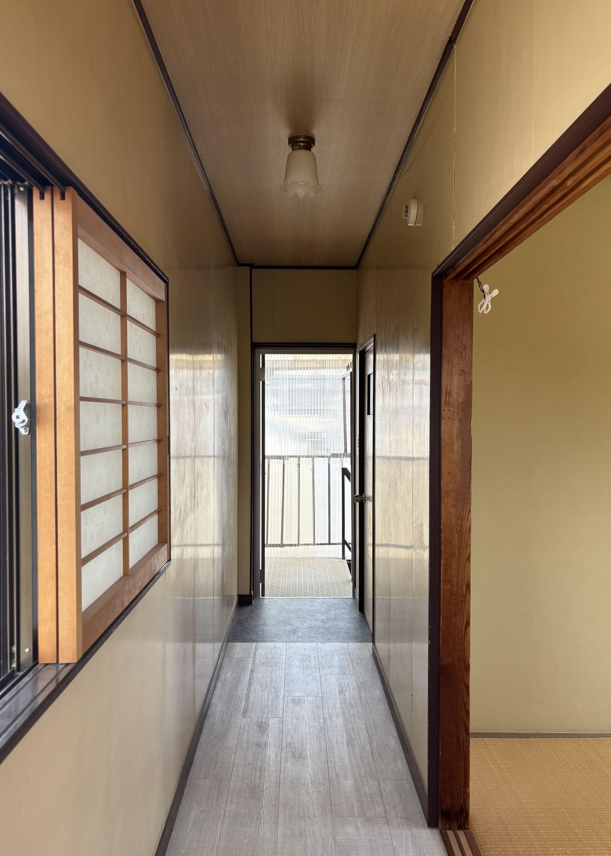 京都市上京区室町通上立売西入上立売町8の賃貸物件/玄関をのぞむ。細い廊下の先に外の光が差し込みます。
