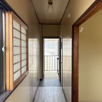 京都市上京区室町通上立売西入上立売町8の賃貸物件/玄関をのぞむ。細い廊下の先に外の光が差し込みます。