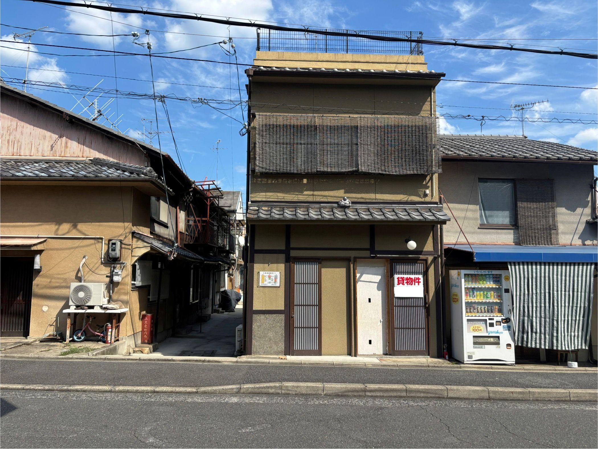 京都市上京区室町通上立売西入上立売町8の賃貸物件/落ち着いた色合いの外観。目の前には大学キャンパスが広がります。