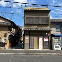 京都市上京区室町通上立売西入上立売町8の賃貸物件/落ち着いた色合いの外観。目の前には大学キャンパスが広がります。
