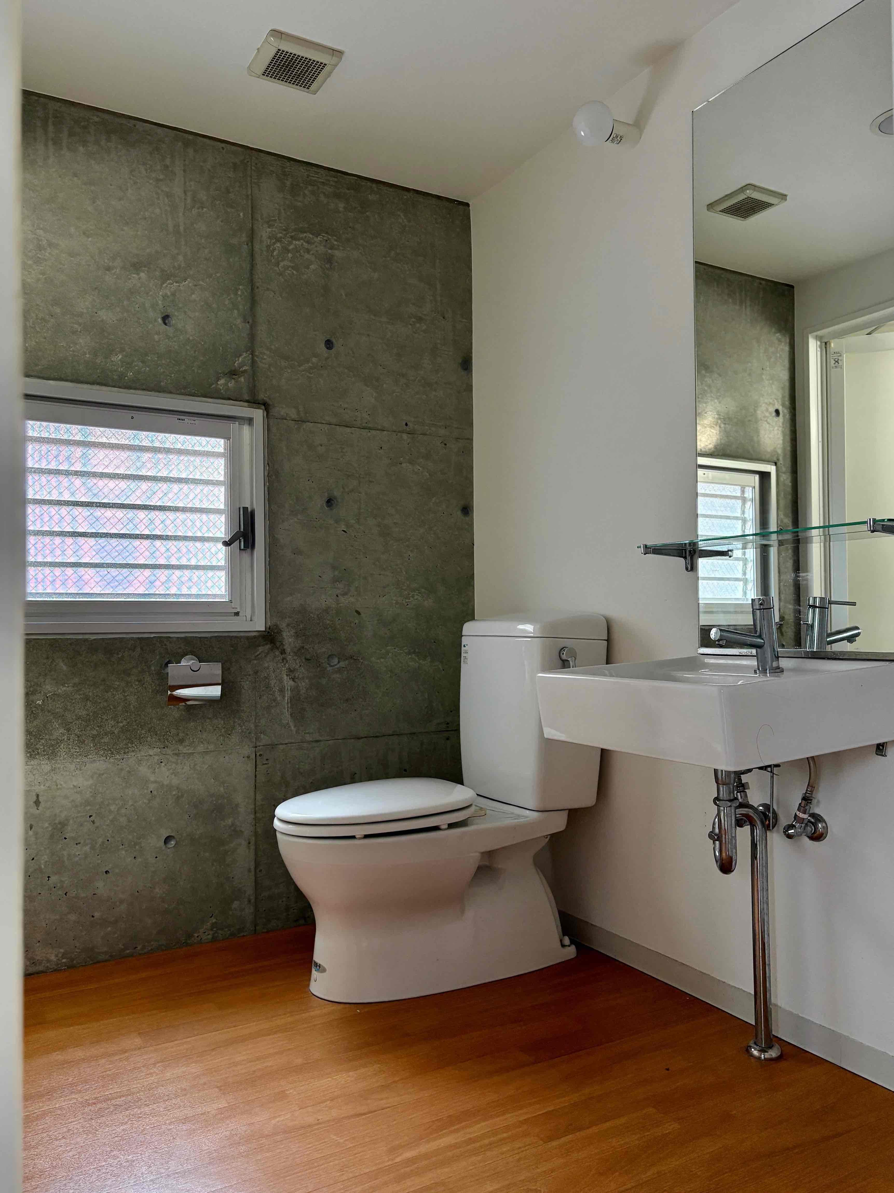 京都市中京区鍵屋町469の賃貸物件/トイレは開放的。洗面と洗濯機置き場と同室です