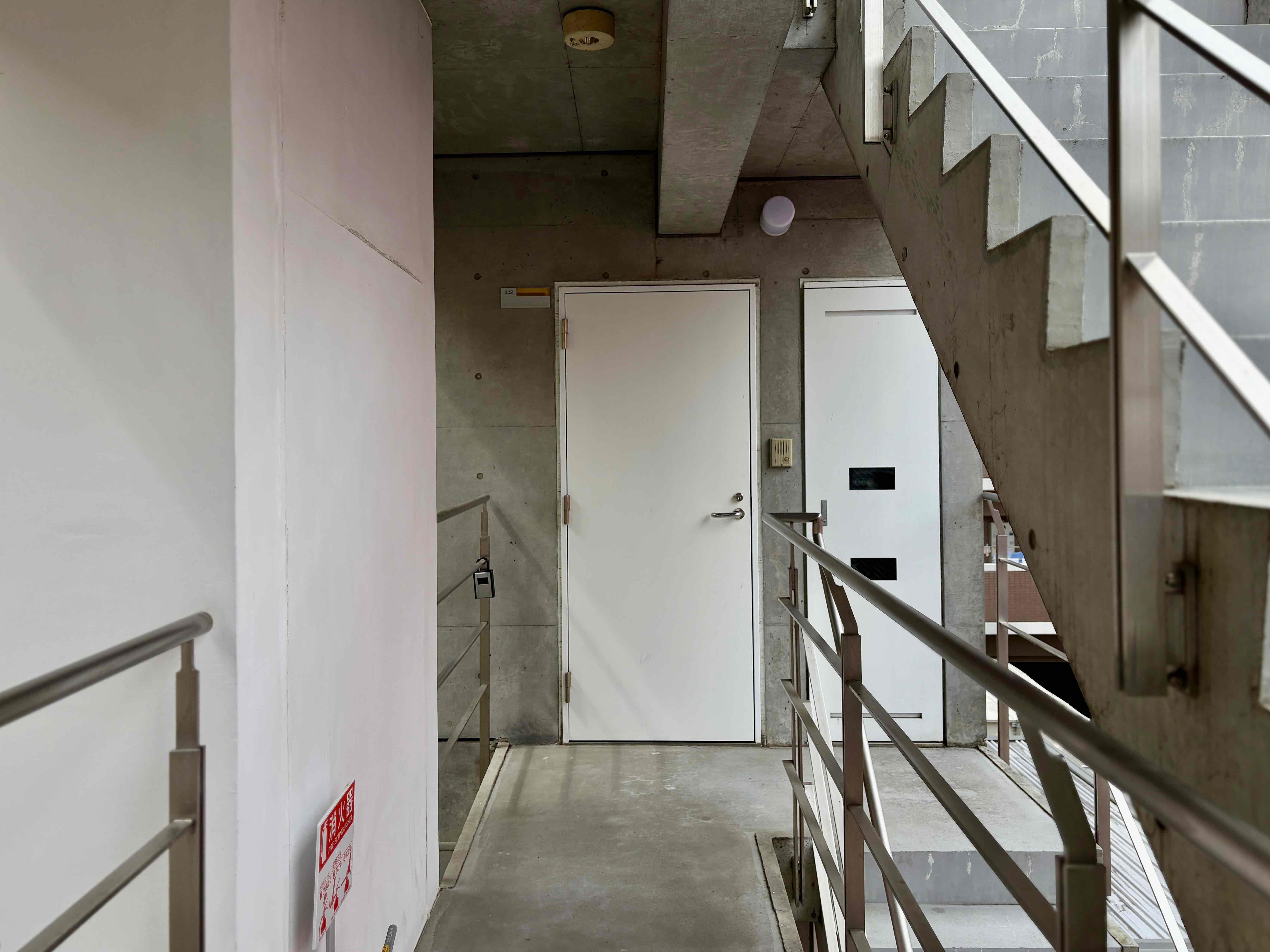 京都市中京区鍵屋町469の賃貸物件/共用階段や手すりがスタイリッシュ