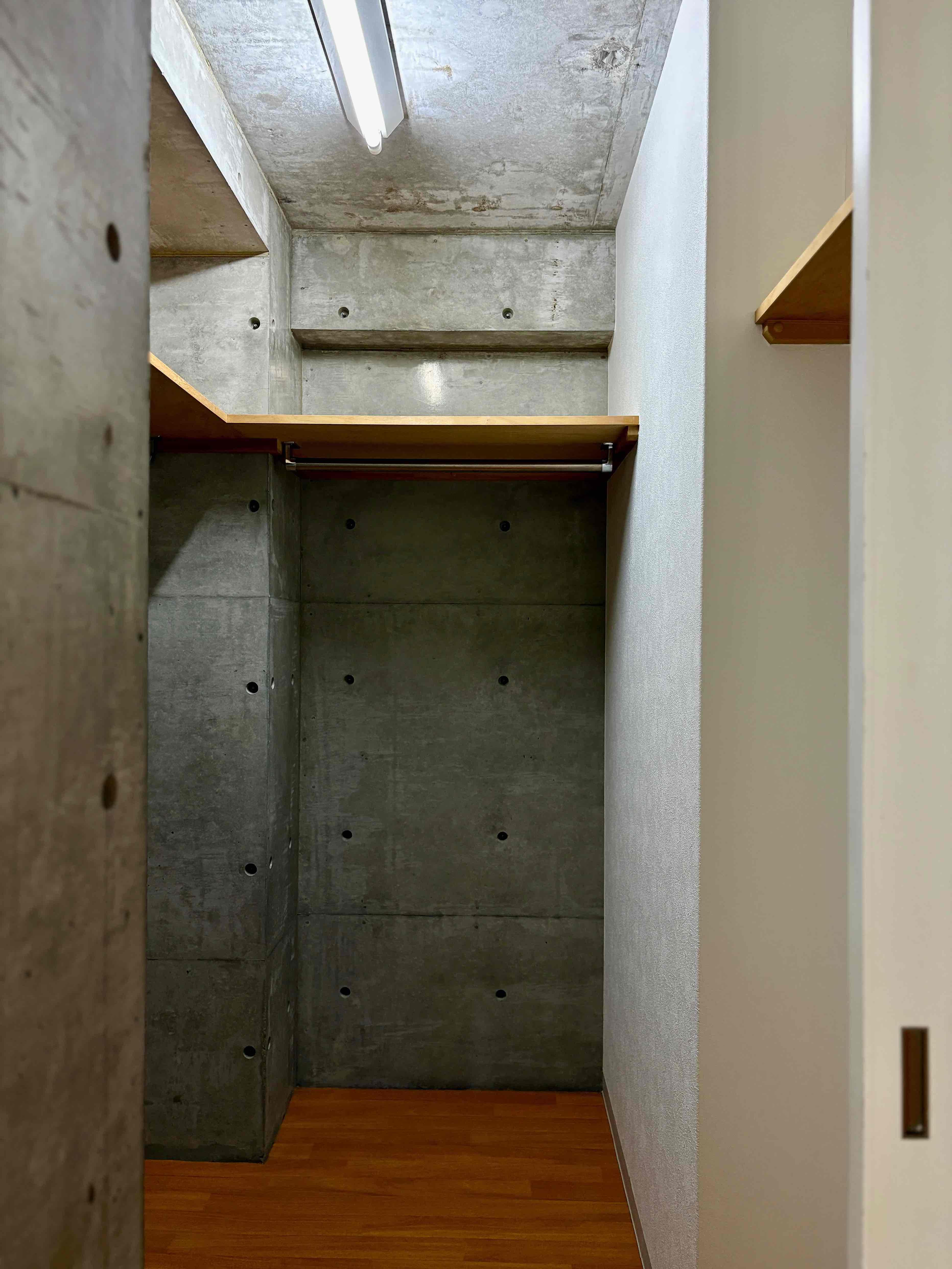 京都市中京区鍵屋町469の賃貸物件/寝室横には広めの収納スペース。