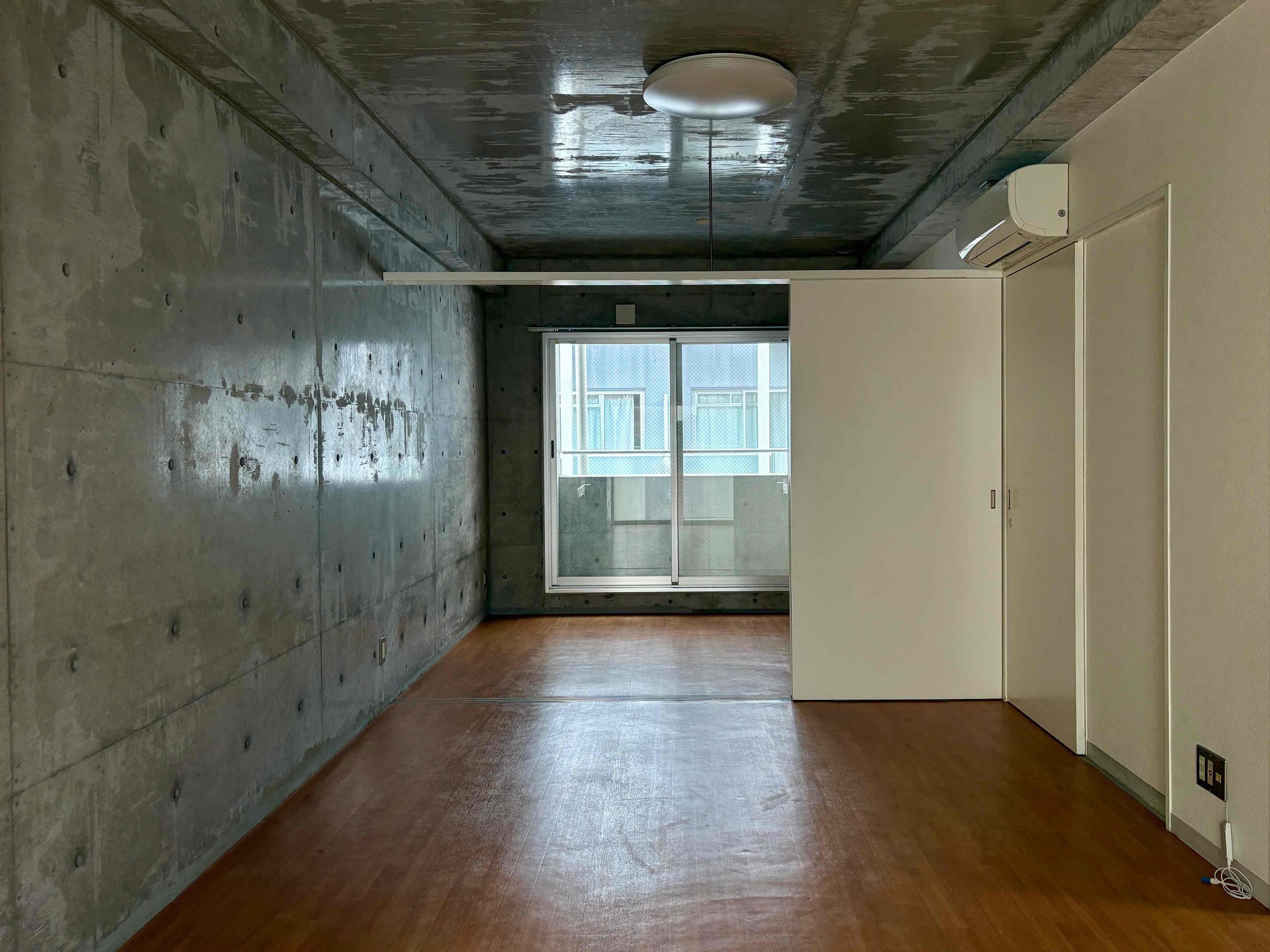 京都市中京区鍵屋町469の賃貸物件/リビング、寝室、バルコニーと直線で続く。正面には建物があるのでふんわりと優しめの明るさ
