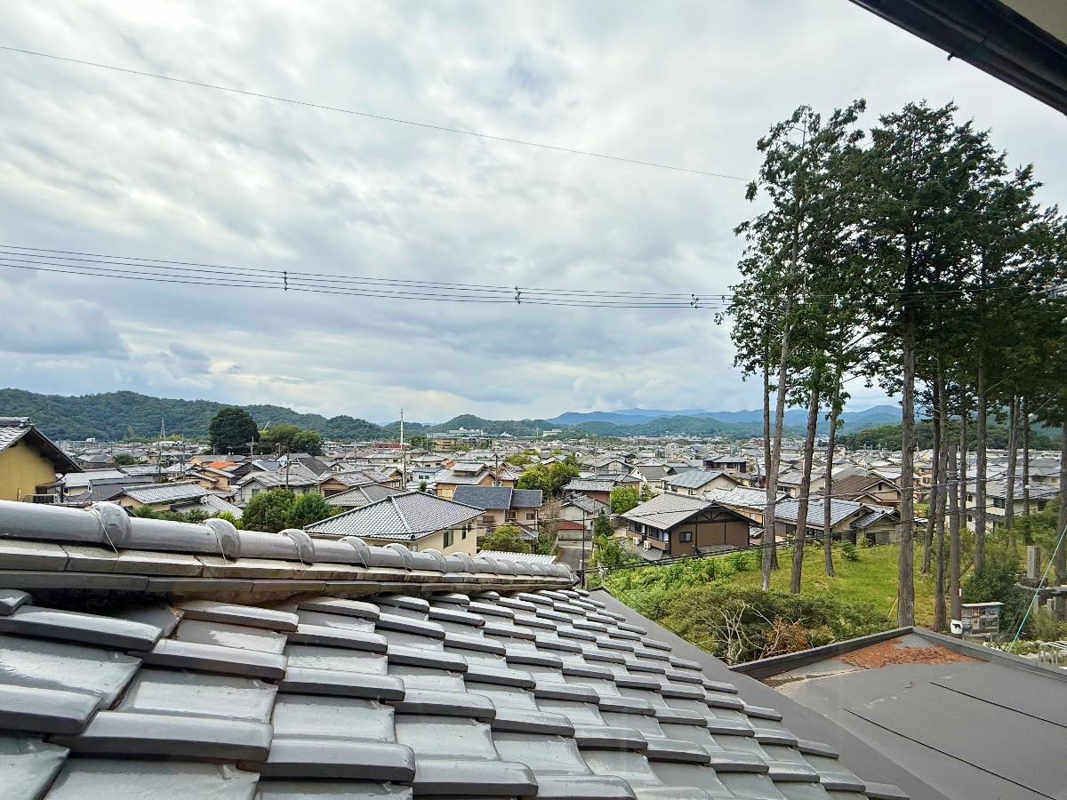 京都市左京区上高野西明寺山33ー10の売買物件/2階からの眺め。正面に国立京都国際会館と宝が池プリンスホテルが見えます。国際会館はイベントがあるとよく花火を打ち上げるので、きっとここからの眺めは壮観ですね