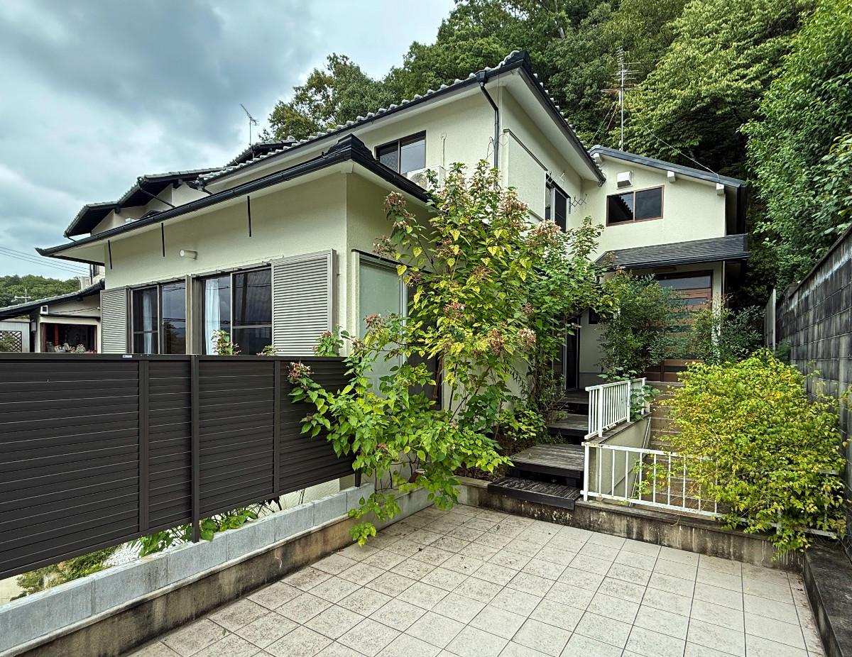 京都市左京区上高野西明寺山33ー10の売買物件/外観全景車庫上から見る。傾斜地に建っています。裏の山の一部付き（共有山林：持ち分2分の1）