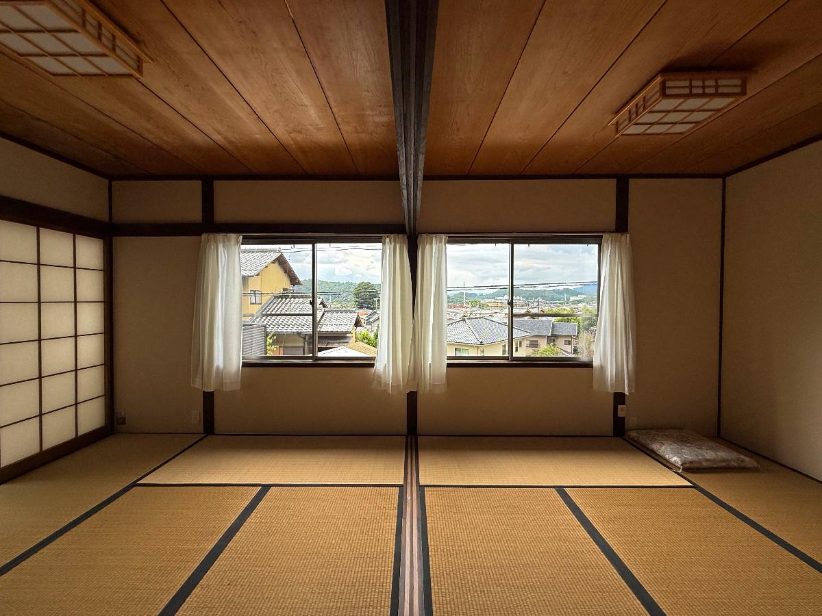 京都市左京区上高野西明寺山33ー10の売買物件/1階西和室。玄関はいってすぐ横がここになります。1階は道路よりも2m以上上がっているので眺めは良し