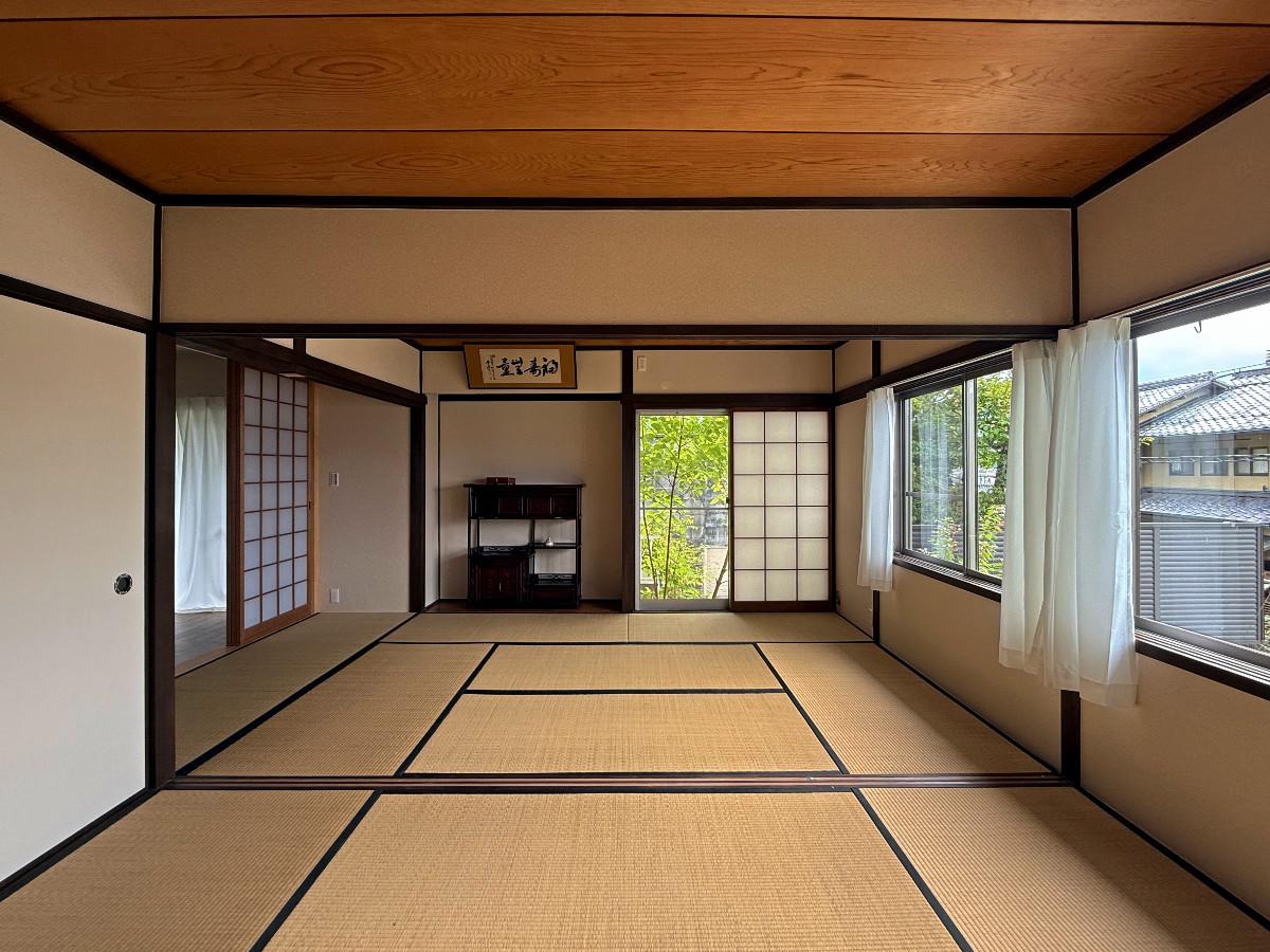 京都市左京区上高野西明寺山33ー10の売買物件/1階西和室。左奥からダイニングへとつながります