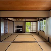 京都市左京区上高野西明寺山33ー10の売買物件/1階西和室。左奥からダイニングへとつながります