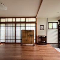 京都市左京区上高野西明寺山33ー10の売買物件/1階奥玄関間。車庫奥の階段を真っすぐ上がると右の玄関へと至ります。ここは掃出し窓に変えて部屋として使うのがいいかもですね