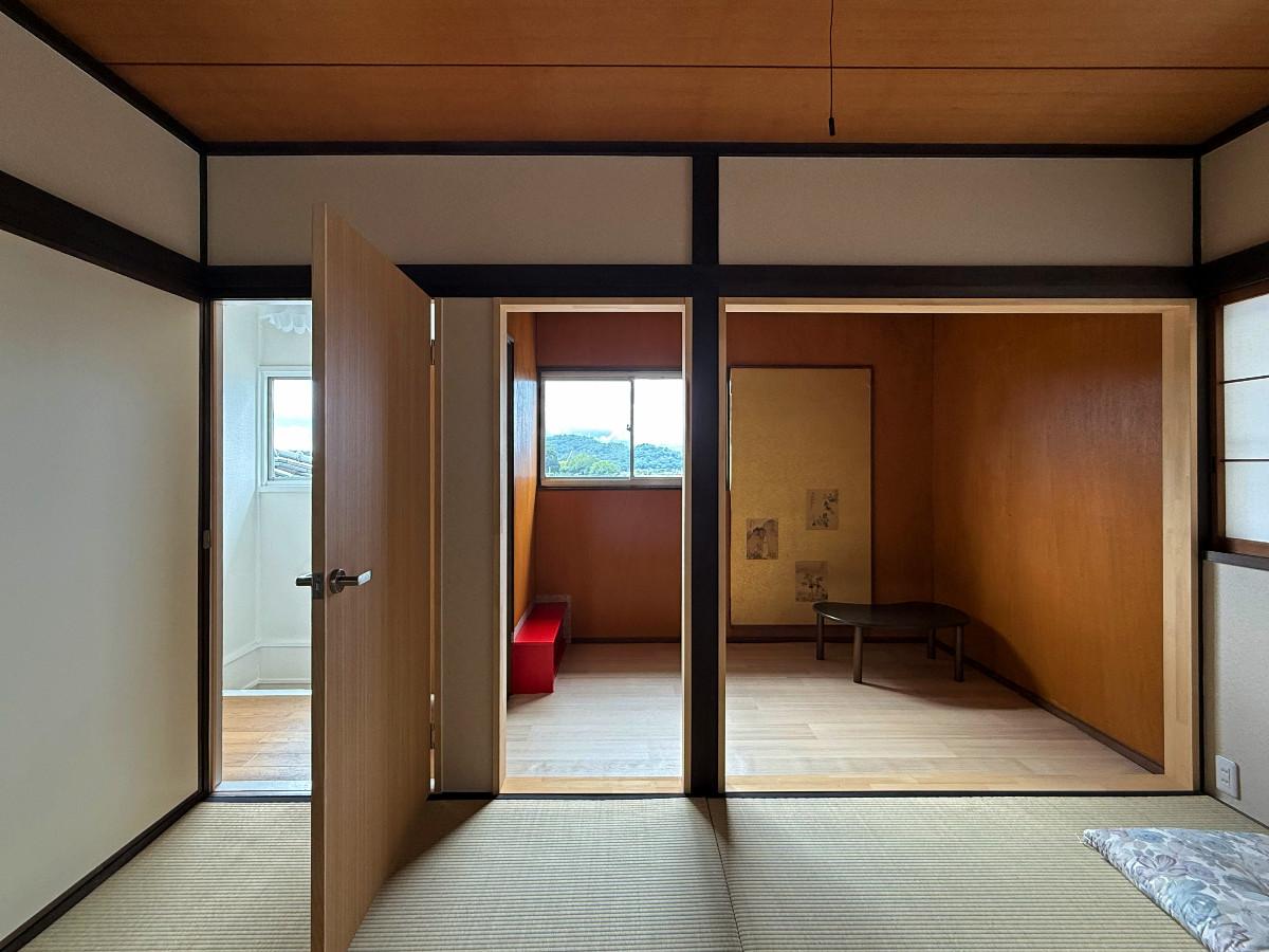 京都市左京区上高野西明寺山33ー10の売買物件/2階道側和室。小さな部屋が3つほど区画されているので、ここは壁すべて取っ払って広い一部屋にした方が気持ちがよさそう