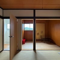 京都市左京区上高野西明寺山33ー10の売買物件/2階道側和室。小さな部屋が3つほど区画されているので、ここは壁すべて取っ払って広い一部屋にした方が気持ちがよさそう