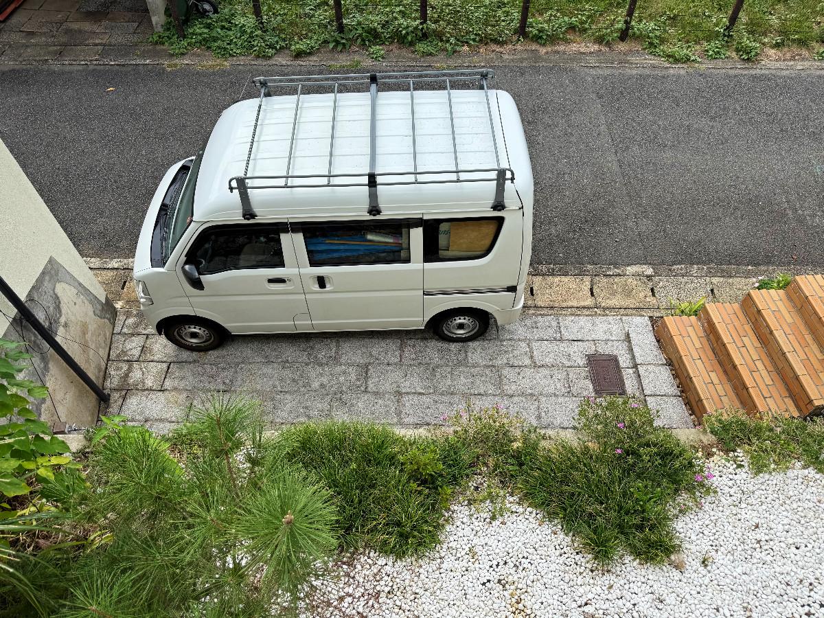 京都市左京区上高野西明寺山33ー10の売買物件/駐車スペース。軽バンだとこのサイズ感。乗用車でも慣れたら停めることはできそうです