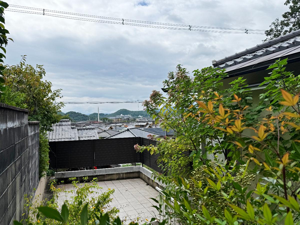 京都市左京区上高野西明寺山33ー10の売買物件/車庫上テラス。花火眺めながらバーベキューもお手の物