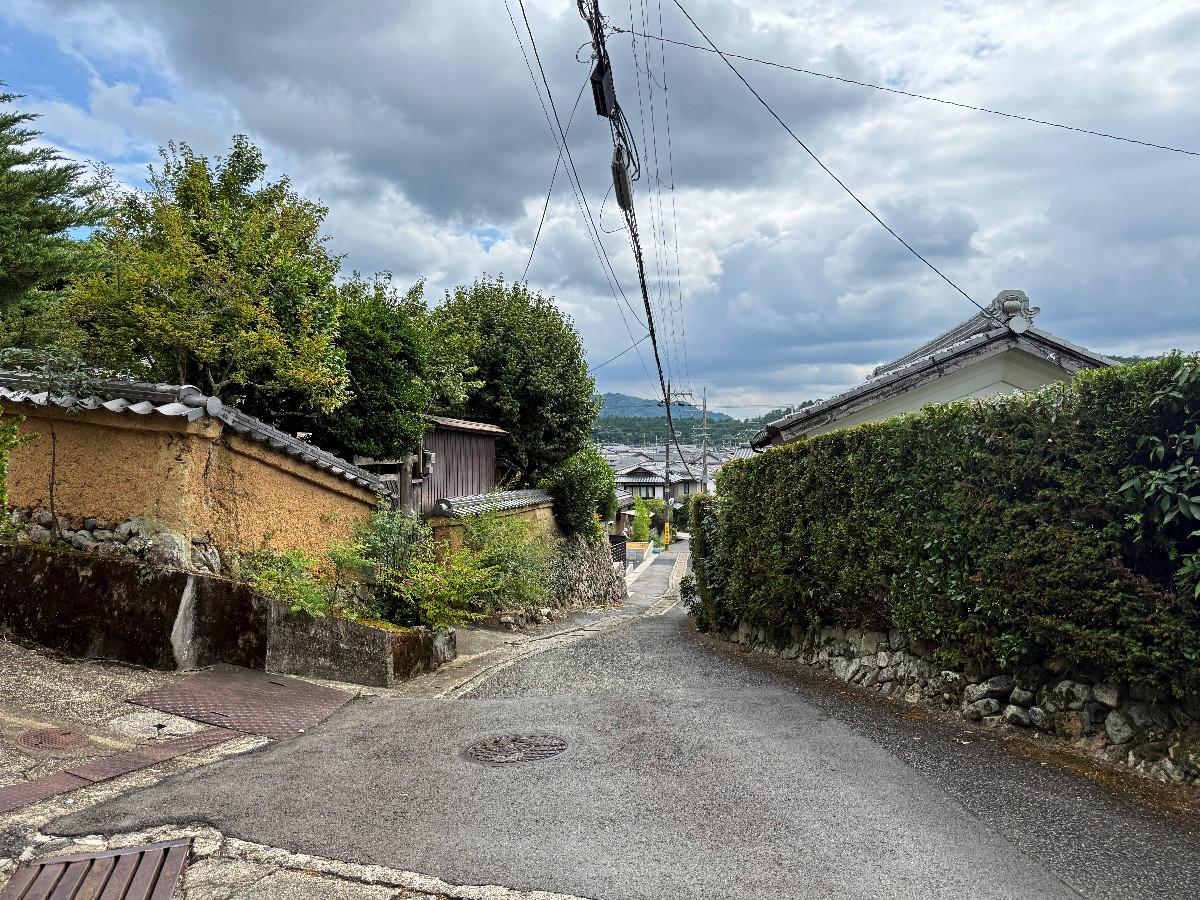 京都市左京区上高野西明寺山33ー10の売買物件/敷地に至るまでは少し細い道を通る必要があります。先は袋小路となっているので、見知った車しか入ってこない安心感はありますね