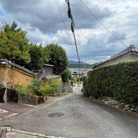 京都市左京区上高野西明寺山33ー10の売買物件/敷地に至るまでは少し細い道を通る必要があります。先は袋小路となっているので、見知った車しか入ってこない安心感はありますね
