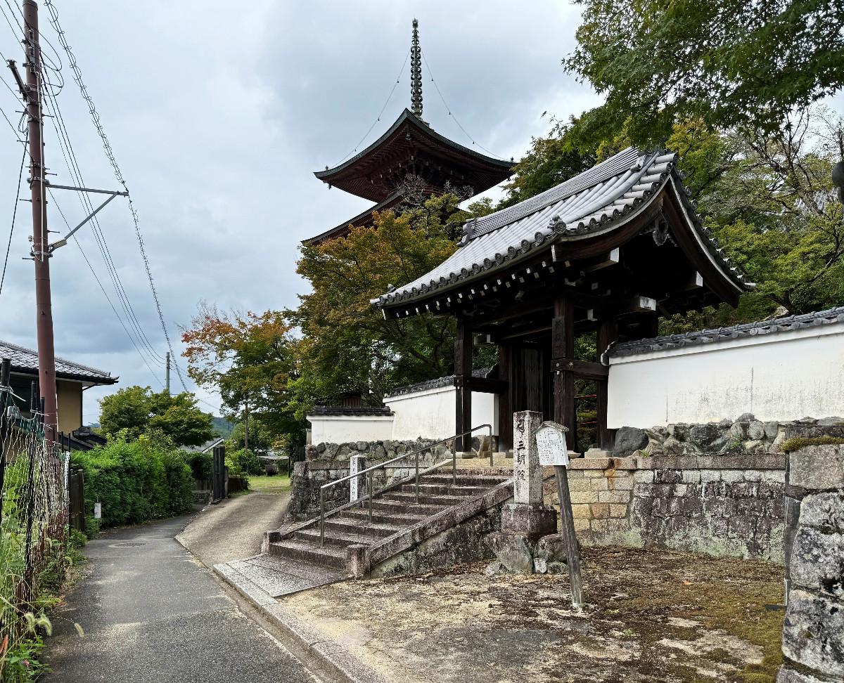 京都市左京区上高野西明寺山33ー10の売買物件/前面道路の最奥には三明院というステキに侘びたお寺がありました。