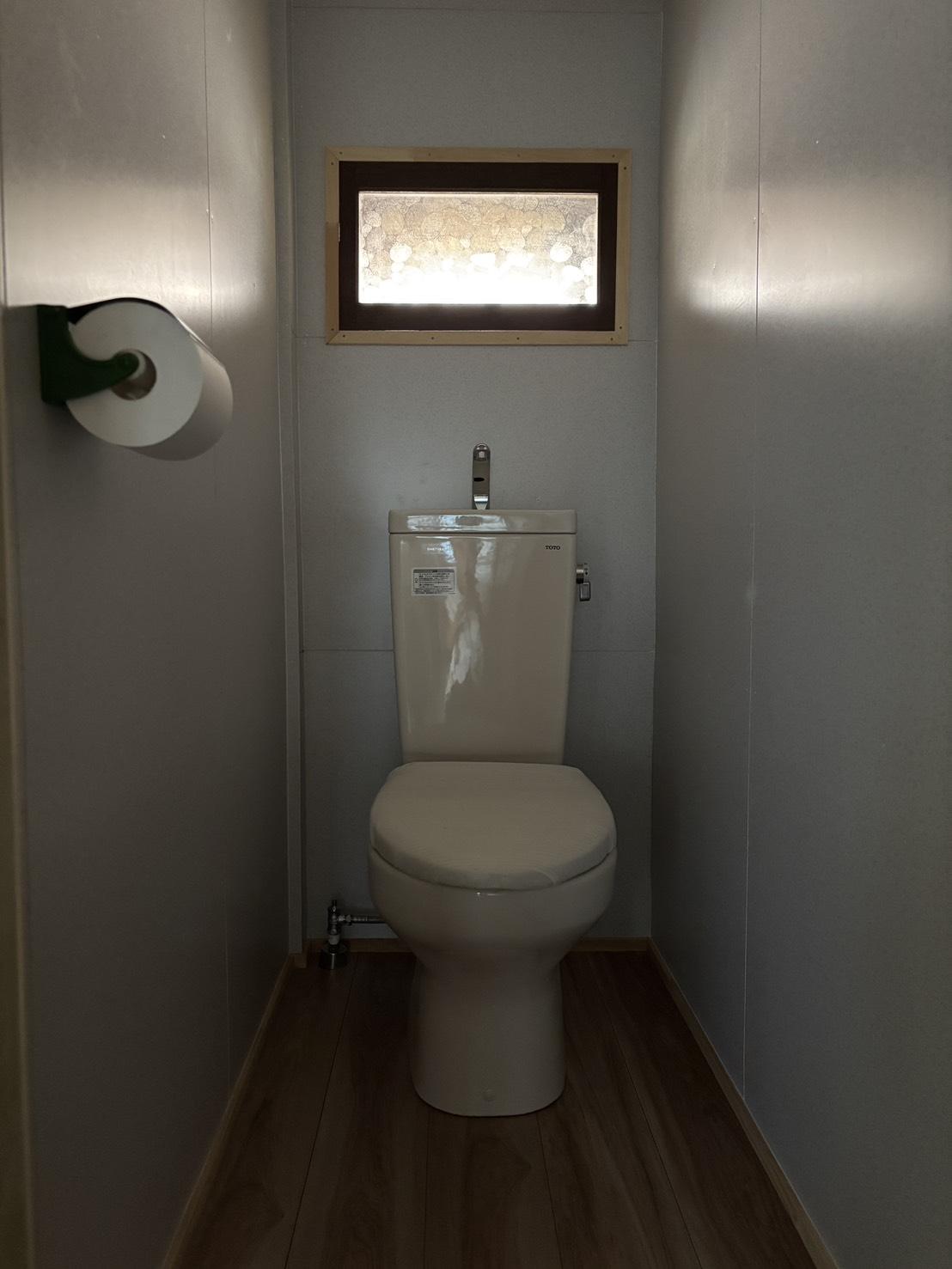 滋賀県大津市浜大津3丁目4-8の売買物件/トイレは新しく整えられています。小窓からの光が気持ちいい。