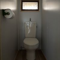 滋賀県大津市浜大津3丁目4-8の売買物件/トイレは新しく整えられています。小窓からの光が気持ちいい。
