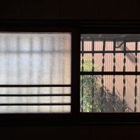 滋賀県大津市浜大津3丁目4-8の売買物件/鉄格子のリズムと、すりガラスのやわらかさが、どこか昔を感じさせます。