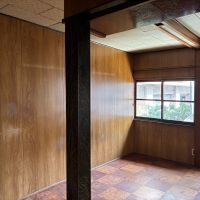 滋賀県大津市浜大津3丁目4-8の売買物件/なぜここに？と思う位置の柱。でも、これも古い家ならではの味。
