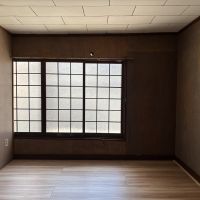 滋賀県大津市浜大津3丁目4-8の売買物件/やわらかい光がすりガラスを通って入る一室。