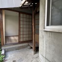 滋賀県大津市浜大津3丁目4-8の売買物件/小さな縁側のようなスペース。外と中のあいだに、ほっと息をつける余白があります。