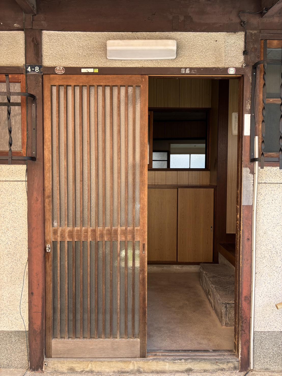 滋賀県大津市浜大津3丁目4-8の売買物件/玄関を開けると、すぐに奥の光が見える。そんな抜けのある間取りです。