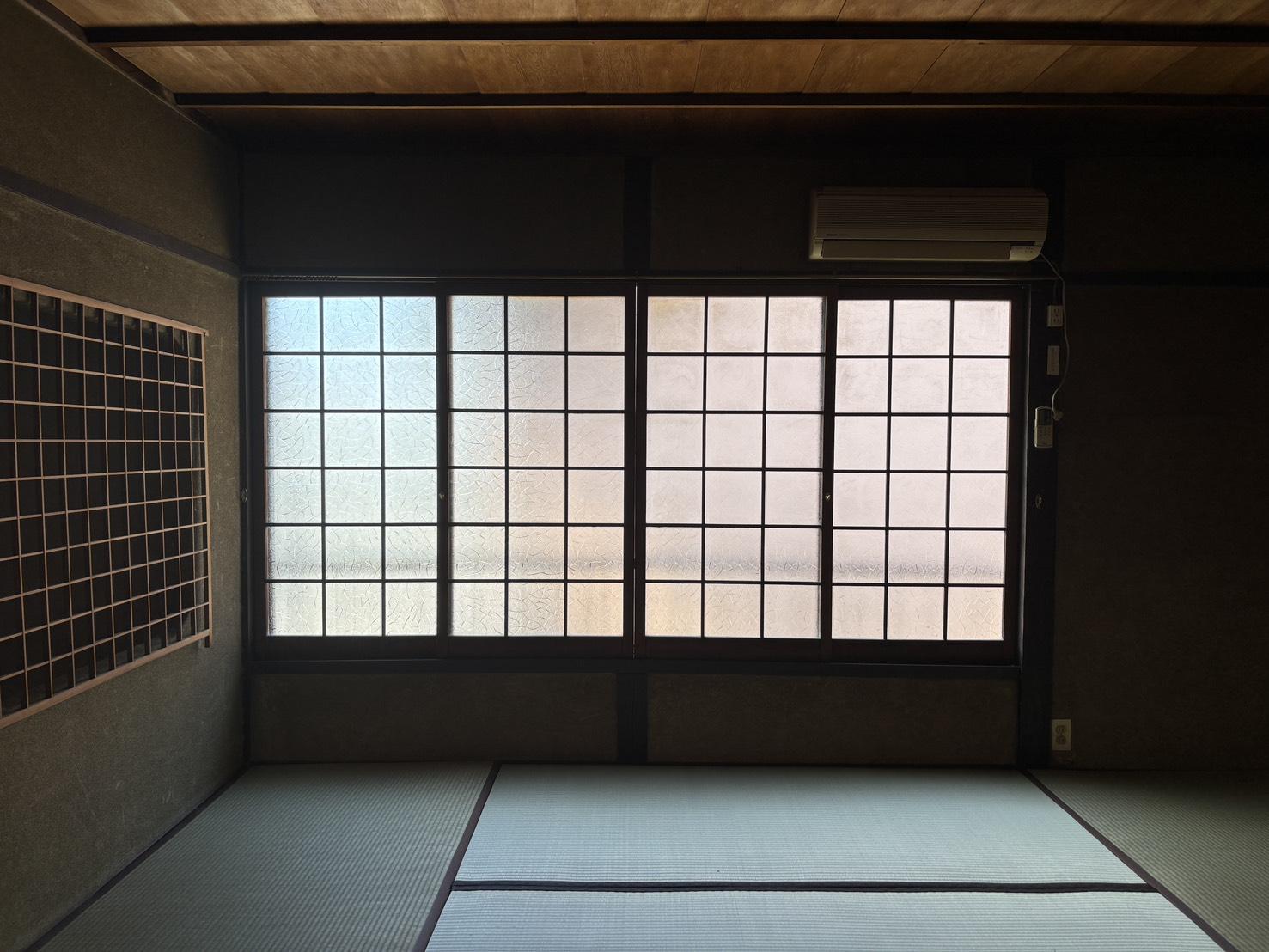 滋賀県大津市浜大津3丁目4-8の売買物件/新しく表がえされた畳と、すりガラス越しのやわらかな光。