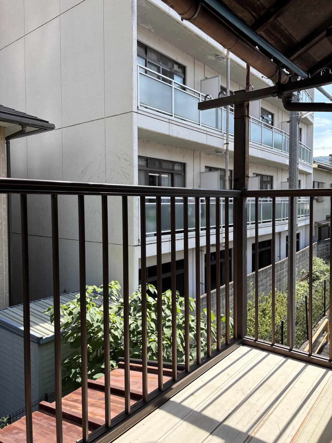 滋賀県大津市浜大津3丁目4-8の売買物件/ほどよく日が当たるベランダ。植物を置いたり、洗濯物を干したりと使い方はいろいろ。
