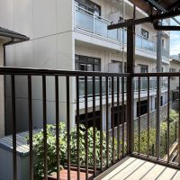 滋賀県大津市浜大津3丁目4-8の売買物件/ほどよく日が当たるベランダ。植物を置いたり、洗濯物を干したりと使い方はいろいろ。
