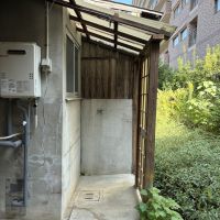 滋賀県大津市浜大津3丁目4-8の売買物件/縁側の反対側、屋根付きの小さなスペース。洗濯や植木の手入れなど、暮らしの延長にちょうどいい場所。