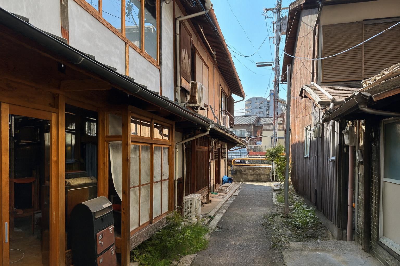 滋賀県大津市浜大津3丁目4-8の売買物件/左側一番奥が該当物件、手前には飲食店や事務所が入っています。