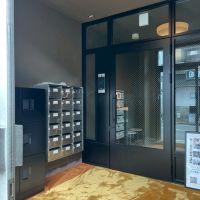 京都市右京区嵯峨中通町13-36の賃貸物件/ふかかふかの絨毯から研ぎ出しの床へ続くエントランス