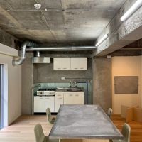 京都市右京区嵯峨中通町13-36の賃貸物件/【202】写真じゃ分かりにくいですがアルミ製のダイニングテーブルはこの背面の壁にある窪みに収まるように設計されてます。