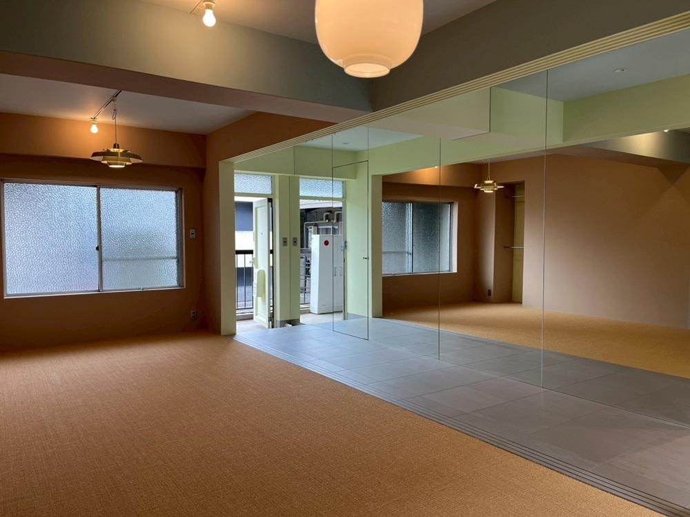京都市右京区嵯峨中通町13-36の賃貸物件/【203】こちらも流石アパレル関係！一面鏡でまるでショップ。この内の一部がサニタリースペースへの入口になってます