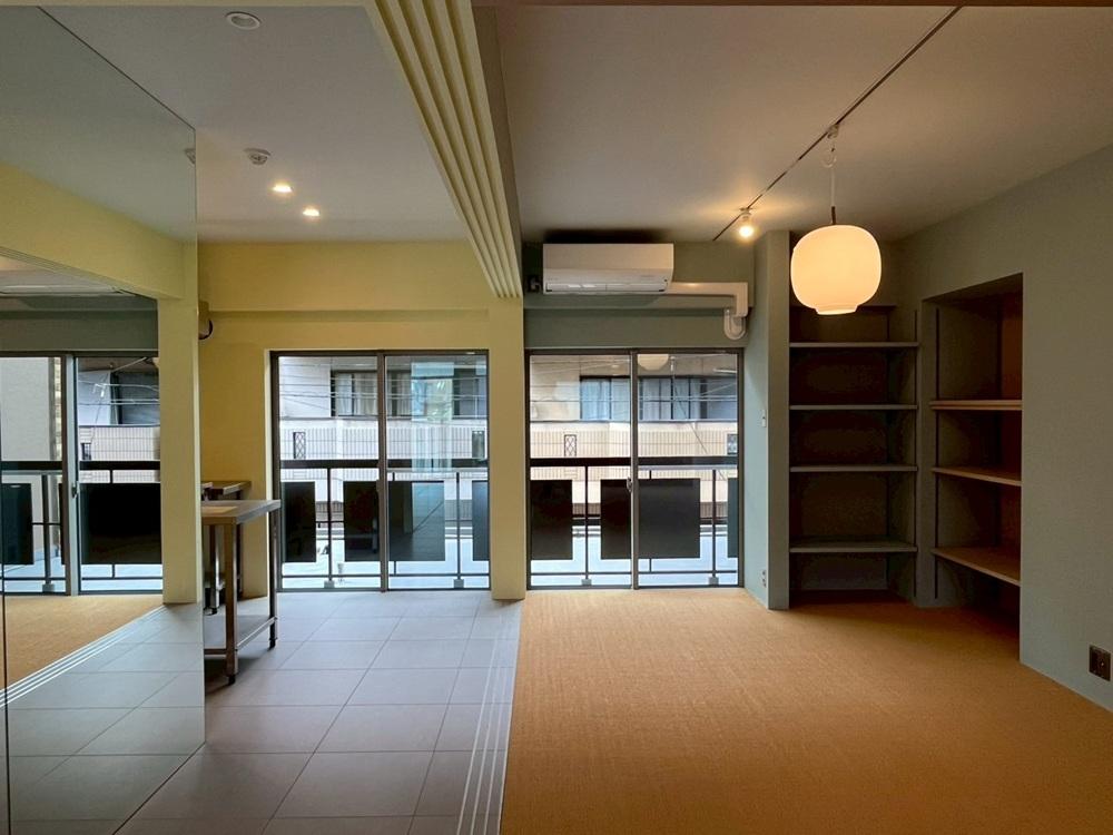 京都市右京区嵯峨中通町13-36の賃貸物件/【203】大きな4枚引戸で間仕切ることができる。右側の床材はサイザル麻。