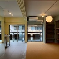 京都市右京区嵯峨中通町13-36の賃貸物件/【203】大きな4枚引戸で間仕切ることができる。右側の床材はサイザル麻。