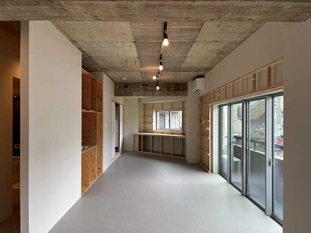 京都市右京区嵯峨中通町13-36の賃貸物件/【301】モノヅクリが好きな人用の部屋。窓を囲む格子の続きを是非。