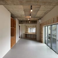 京都市右京区嵯峨中通町13-36の賃貸物件/【301】モノヅクリが好きな人用の部屋。窓を囲む格子の続きを是非。