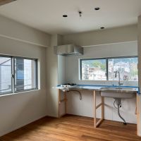 京都市右京区嵯峨中通町13-36の賃貸物件/【301】明るいキッチン。この窓からは抜け感あり。右奥にはパントリーになるスペース。