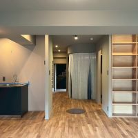京都市右京区嵯峨中通町13-36の賃貸物件/【302】物の配置がし易そうなリビング。穴に植物を設置するとガラリと印象が変わりそう。