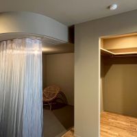 京都市右京区嵯峨中通町13-36の賃貸物件/【302】2種類のカーテンで区切る瞑想ルーム。一段下がっていて居心地がすごく良い。右手は大きな収納スペース。