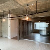 京都市右京区嵯峨中通町13-36の賃貸物件/【305】リビングの床はタイル張り。一段上がった寝室との境には見えにくいがガラスが2枚入ってます