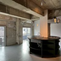 京都市右京区嵯峨中通町13-36の賃貸物件/【401A】円形のキッチンは2人掛けのテーブルを兼ねている。