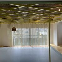 京都市右京区嵯峨中通町13-36の賃貸物件/【401B】天井には黄色い格子が行き交う。窓際はタイルが敷いてあるので植物を並べても良い